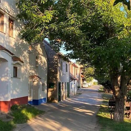 Kralicek Na Vinne Stezce Apartment *