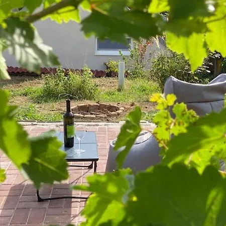Kralicek Na Vinne Stezce Apartment *